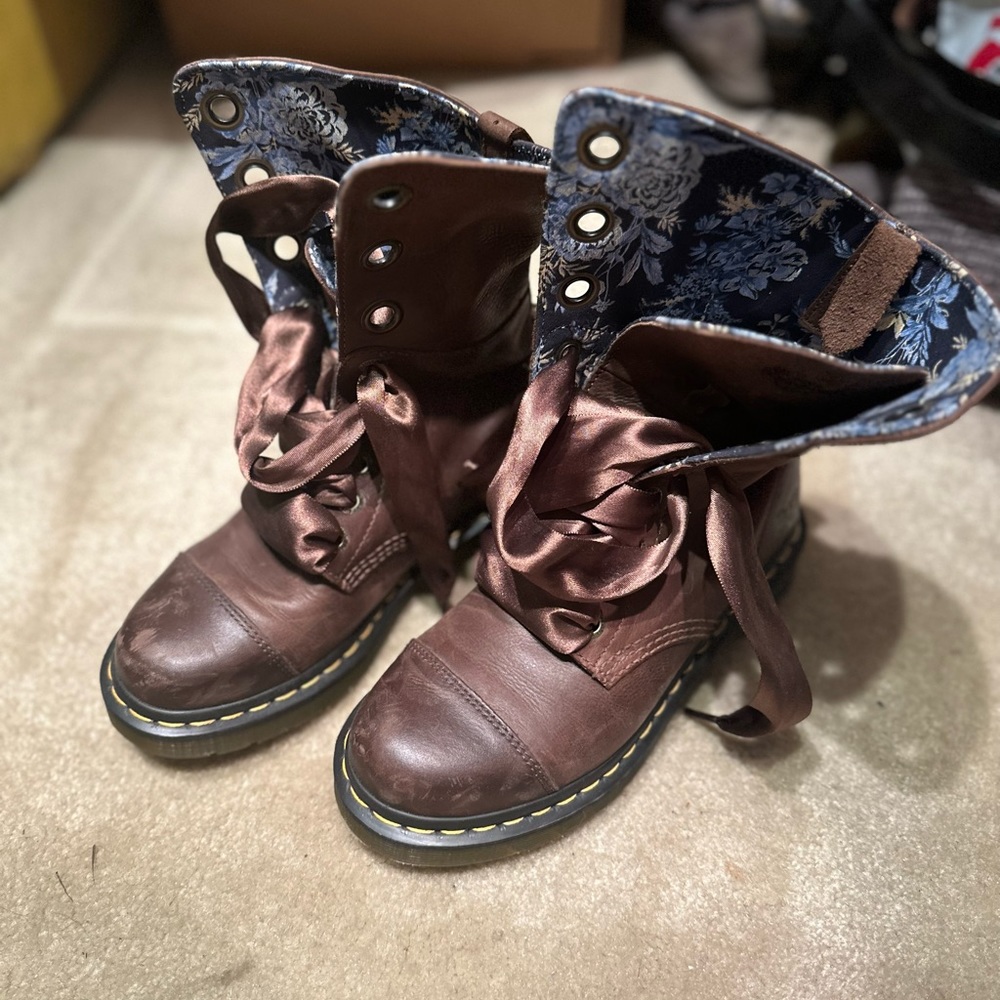 Dr. Marten Aimilie Triumph Boots with Floral Fold-Over Brown/Blue sz 6